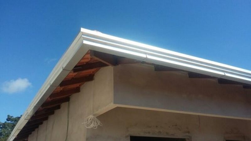 Calha galvanizada branca instalada no telhado da Rocha Telhas