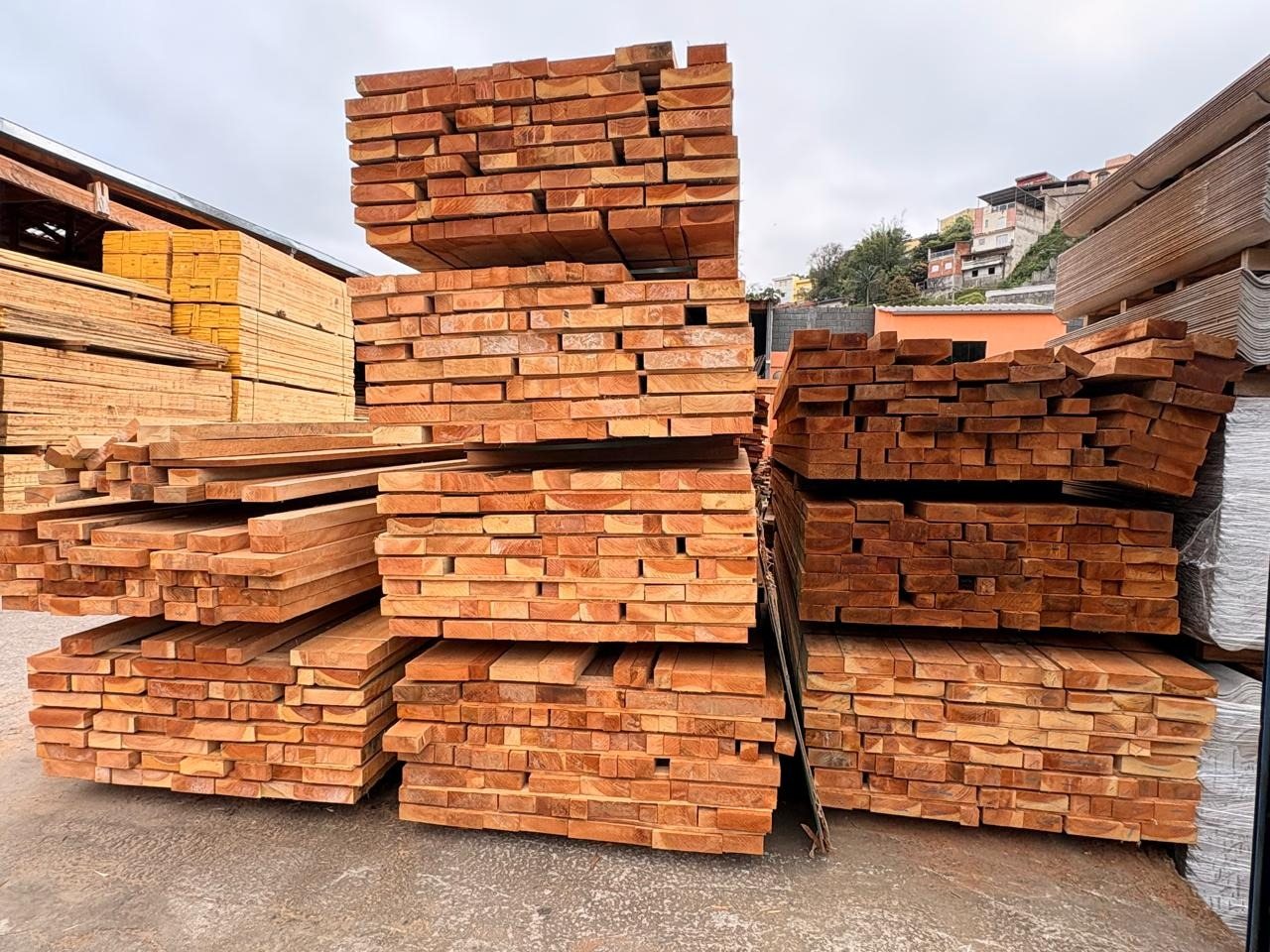 Variedade de peças de Cambará Rosa armazenadas no pátio