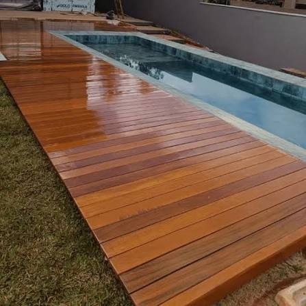 Deck de Cumaru instalado ao redor de piscina
