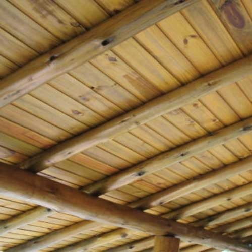Forro de Pinus instalado em telhado e varanda