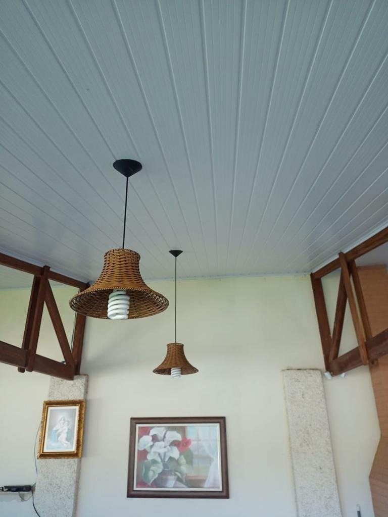 Forro de PVC branco instalado no teto