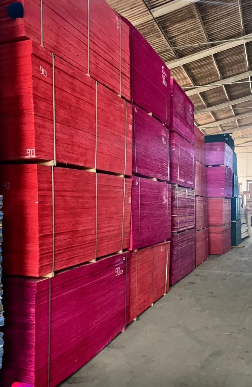 Pilhas de compensado vermelho no estoque da Rocha Telhas