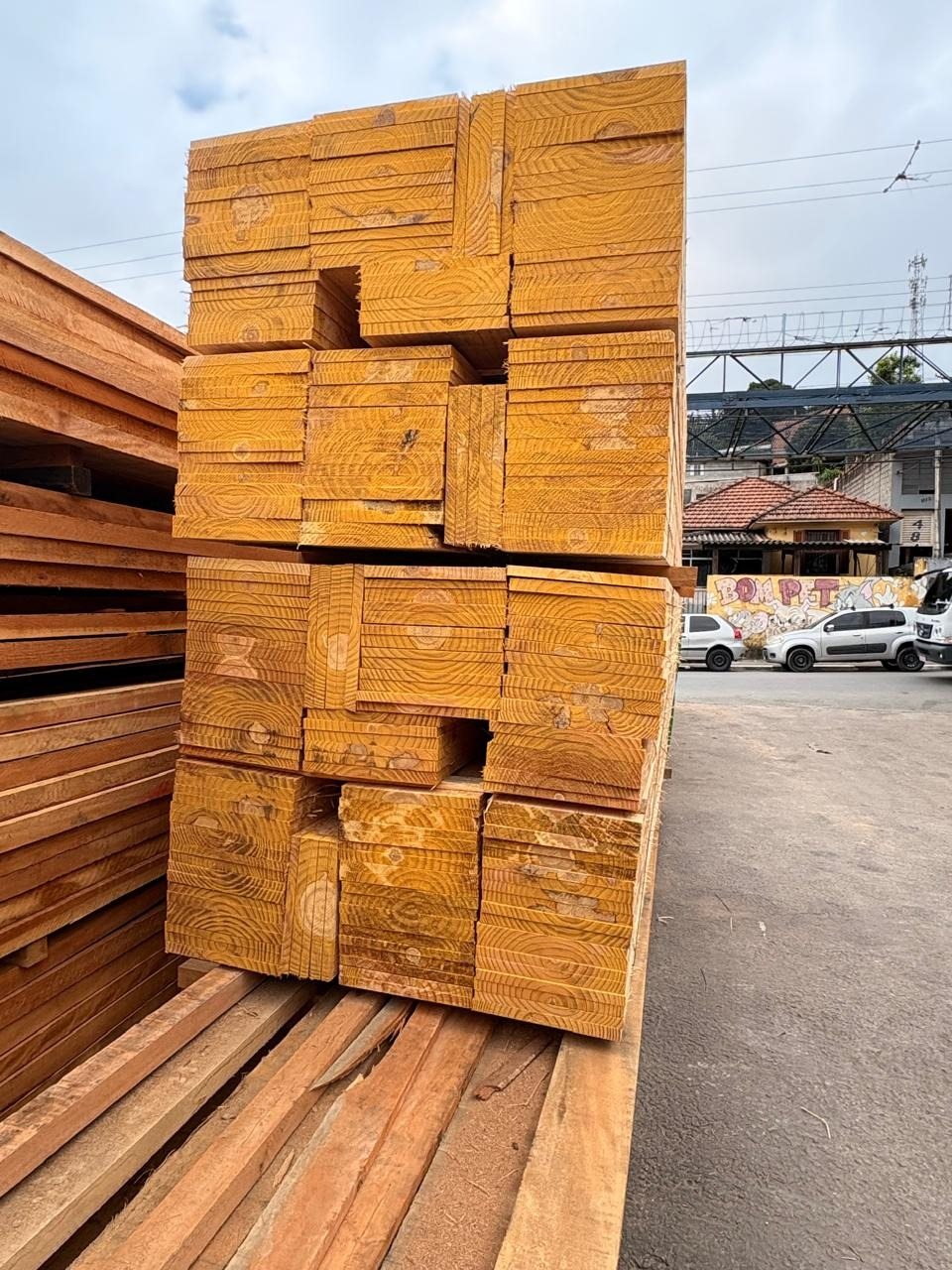 Topo de uma pilha de peças de Pinus