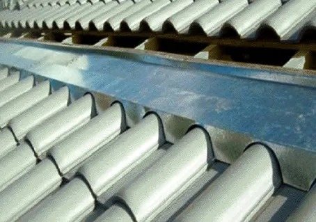 Rufo galvanizado instalado no telhado da Rocha Telhas